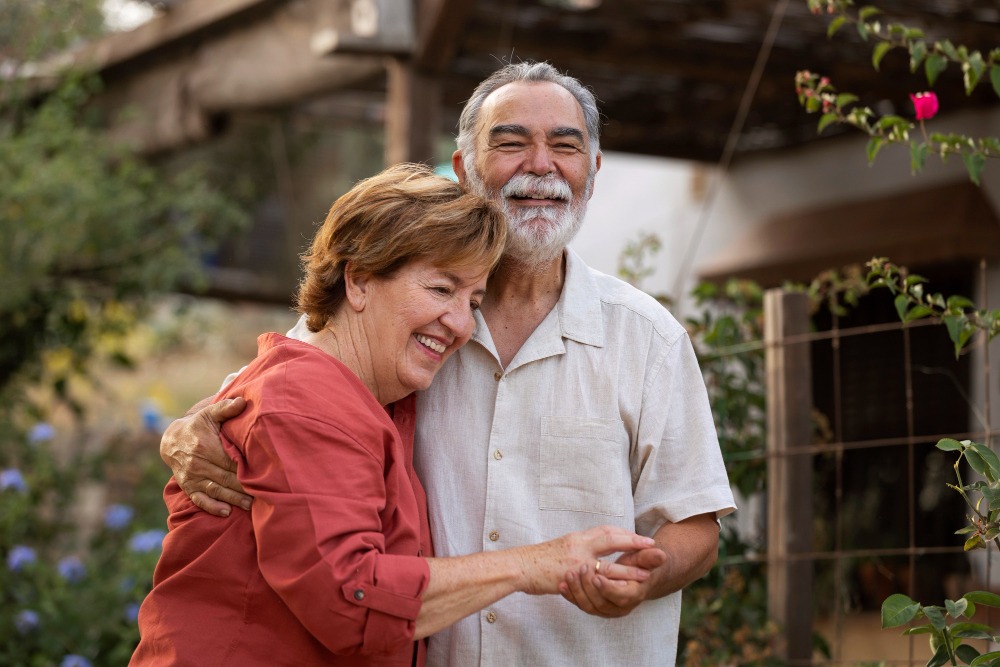 Pareja de adultos mayores abrazándose felices